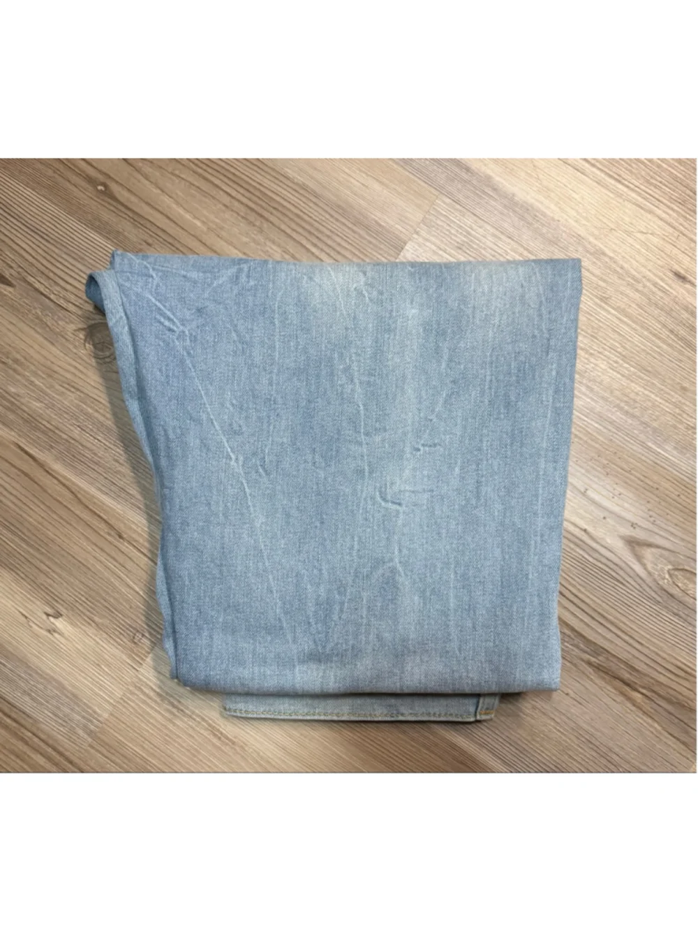 Like new Men's Levi's 514 Straight Leg Jeans Light Wash Blue Size 34x32